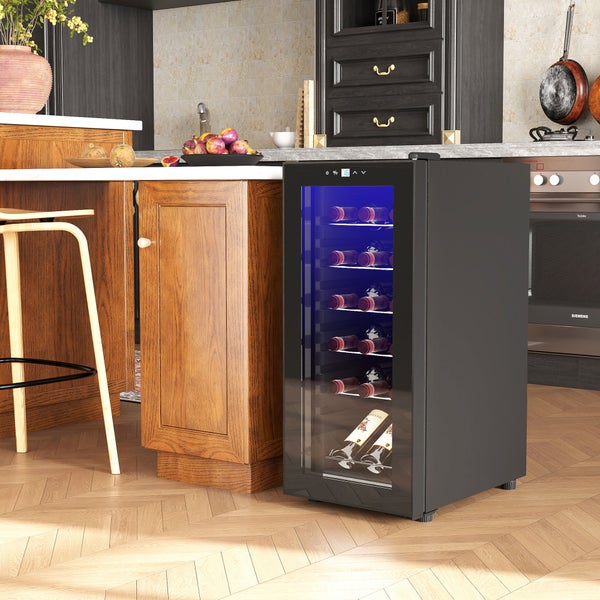 Schwarzer Weinkühlschrank mit Glastür und blauer Beleuchtung in einer hellen, organisierten Küche mit Holzschränken und Parkettboden.