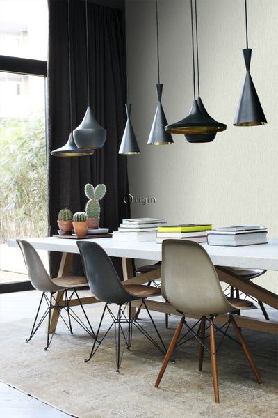 Esstisch-Szene mit Hängelampen, Stühlen und Dekorationsartikeln in einem hellen Raum.