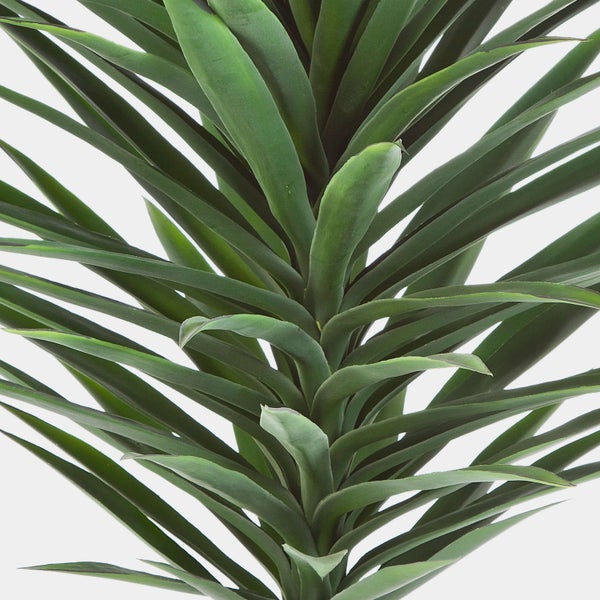 Nahaufnahme einer künstlichen Yucca Palme mit spitzen grünen Blättern