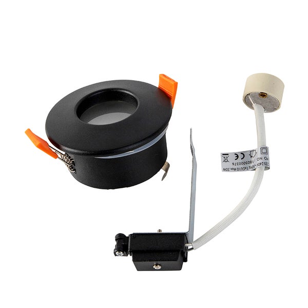 Runder Einbaustrahler in Schwarz mit orangefarbenen Haltefedern, GU10 Fassung und Anschlussdose.