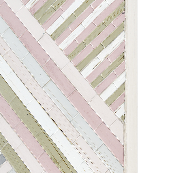 Glasmosaik aus schmalen, rechteckigen Fliesen in Rosa, Weiß und Grün in einem diagonalen Muster.
