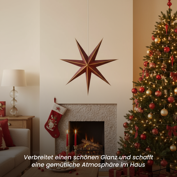 Weihnachtliche Wohnraumdekoration mit beleuchtetem Weihnachtsbaum, Kamin und Papierstern