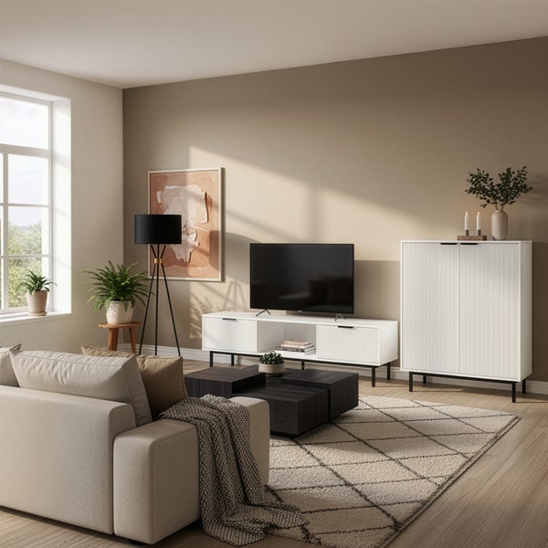 Wohnzimmer mit Sofa, Fernseher, Wohnzimmerschrank und Couchtisch auf einem Teppich