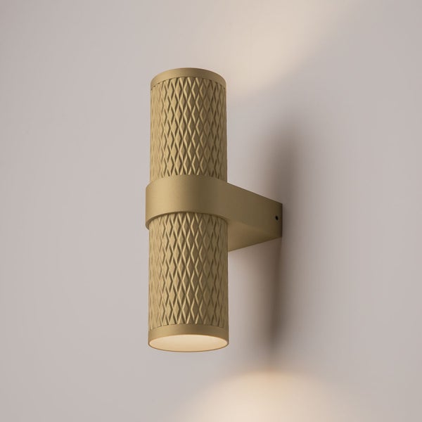 Goldfarbene Wandleuchte mit Rautenmuster für den Innenbereich.