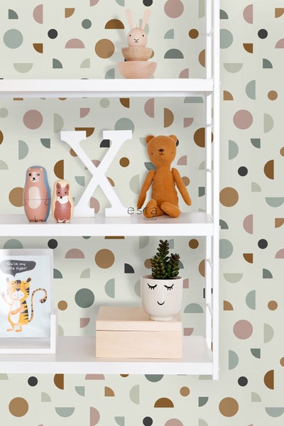 Regal mit Spielsachen und Deko vor einer Tapete mit geometrischem Muster