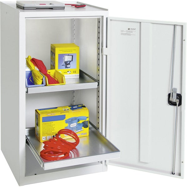 Lichtgrauer Metallschrank mit geöffneter Tür und zwei Auszugsböden, befüllt mit Werkzeugboxen und Zubehör.