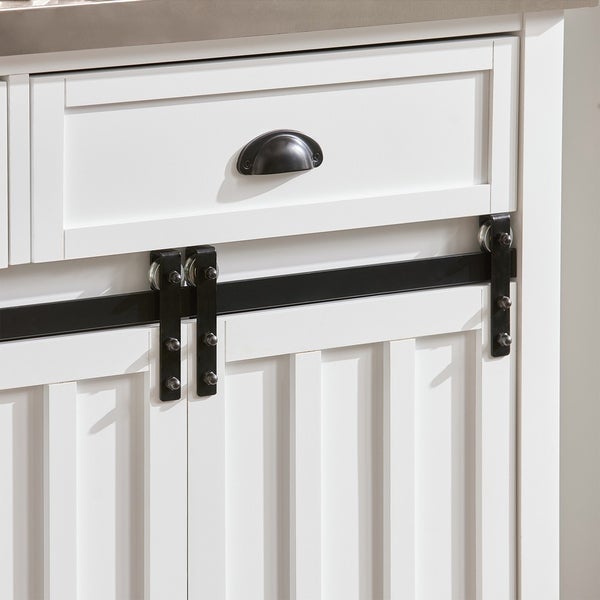 Detailaufnahme eines weißen Küchenschranks mit Schublade und Schiebetüren