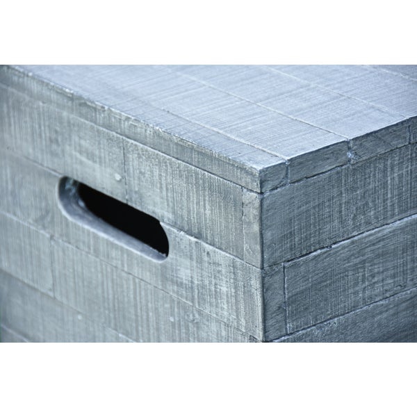 Nahaufnahme einer grauen Aufbewahrungsbox mit Holzstruktur und Griffloch.