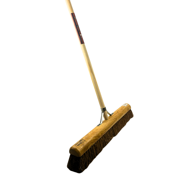 Kehrbesen mit Holzstiel und Naturborsten