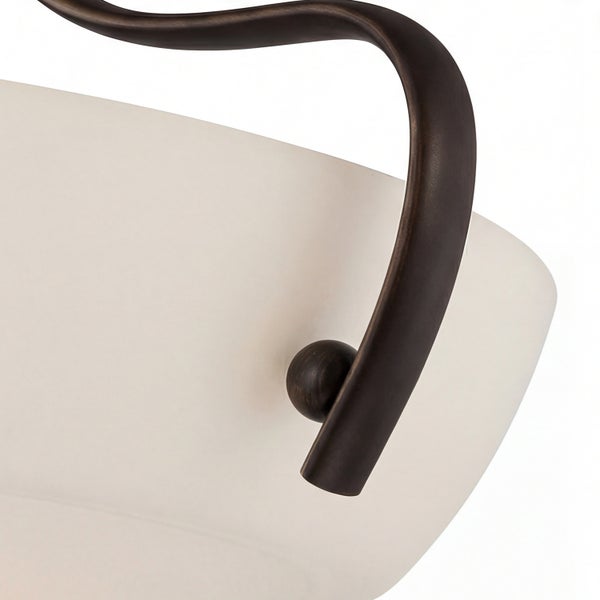 Detailaufnahme einer Deckenleuchte mit Lampenschirm und Halterung