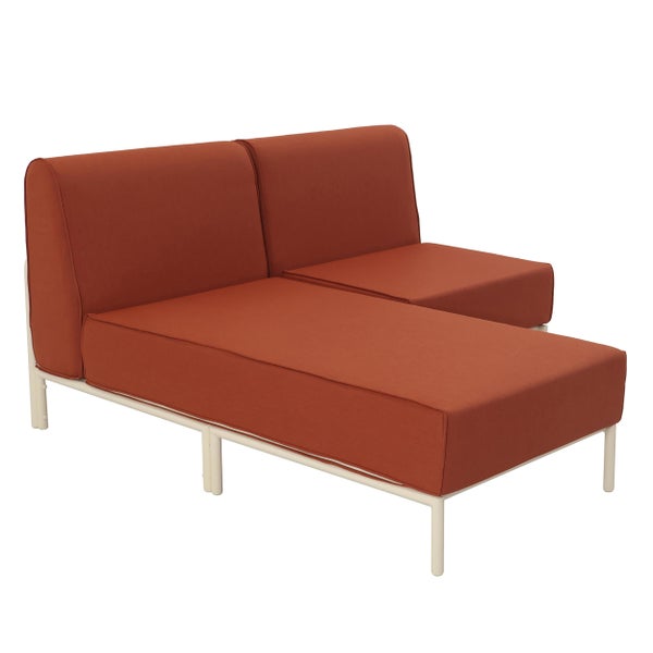 Outdoor-Lounge-Chaiselongue-Modul mit weißem Metallgestell und terracottafarbenen Stoffpolstern.