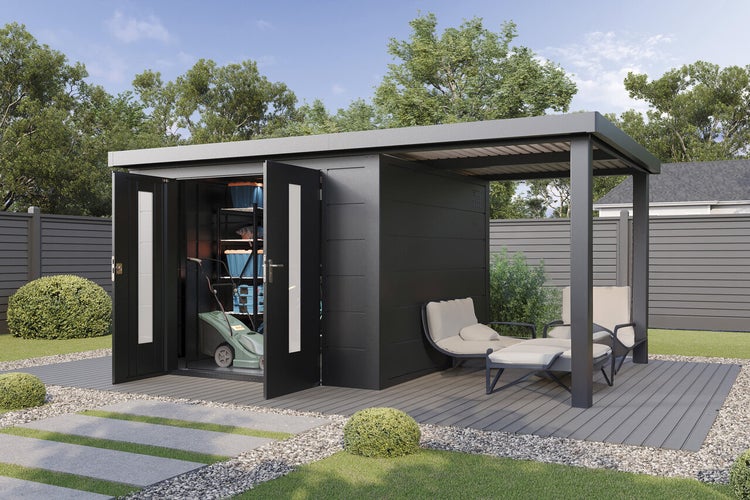 Gerätehaus aus Metall mit integriertem überdachtem Sitzbereich auf einer Holzterrasse im Garten, mit geöffneten Doppeltüren und Gartenmöbeln.