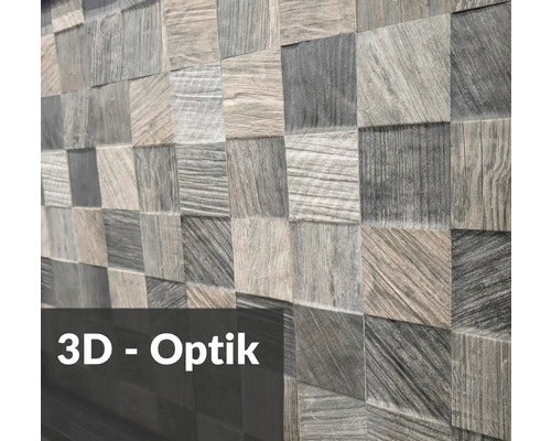 Dekorative Metallkugeln im Garten mit Teich und Vegetation