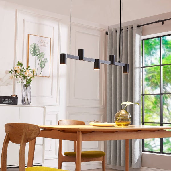 Esszimmer mit Esstisch und Hängelampe mit vier Leuchten