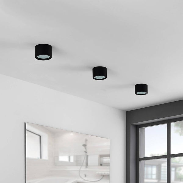 Drei zylindrische Deckenleuchten im Badezimmer