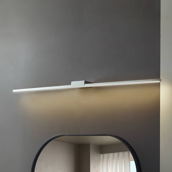 Moderne lineare LED-Spiegelleuchte für Wandmontage, schmales Design, warmes Licht nach unten gerichtet über einem Spiegel.