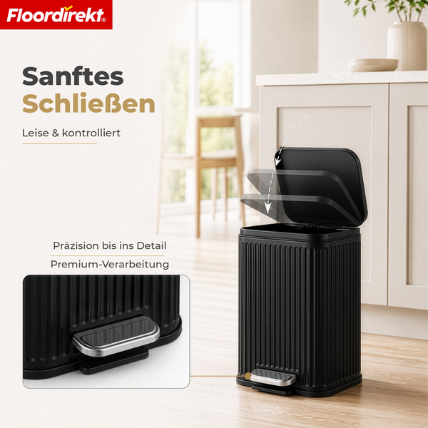 Schwarzer Tretmülleimer mit sanftem Schließen und geriffeltem Design in einer hellen Küche. Floordirekt Logo.