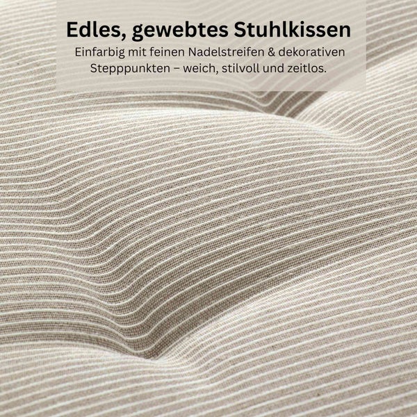 Nahaufnahme eines gewebten Stuhlkissens mit feinen Nadelstreifen und dekorativen Stepppunkten.