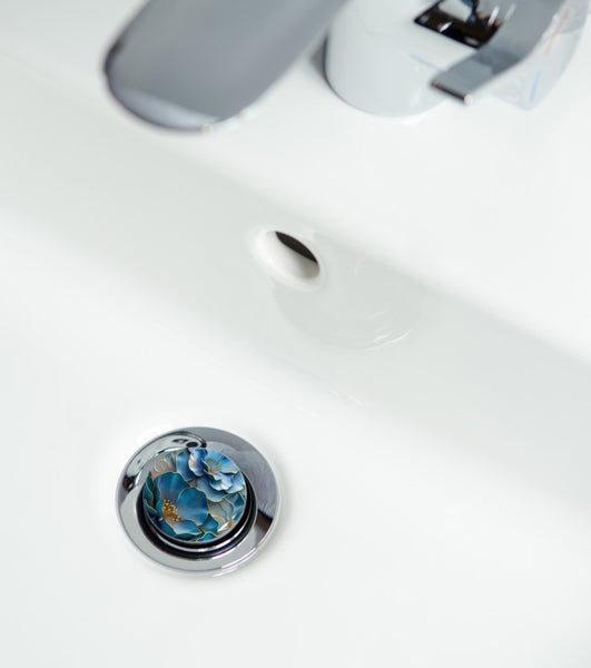 Waschbeckenstöpsel mit Blumenmuster im Waschbecken
