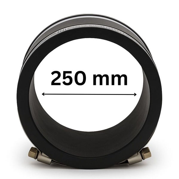 Flexible Rohrkupplung aus Gummi mit zwei Metallschellen und einem Durchmesser von 250 Millimetern.