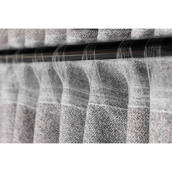 Graue Gardinen mit Aufhängevorrichtung