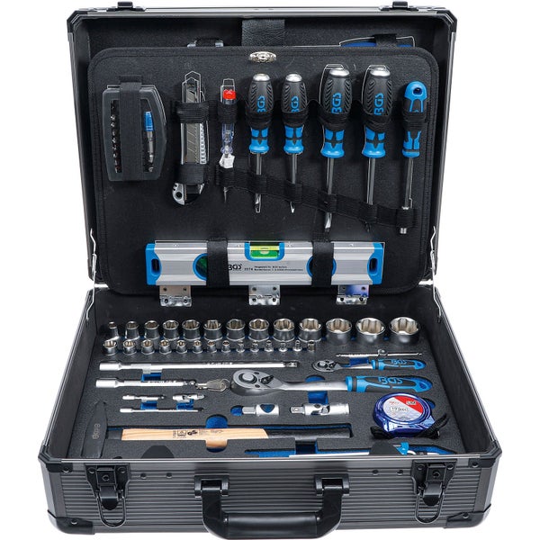 Geöffneter Werkzeugkoffer mit Schraubenziehern, Hammer, Steckschlüsselsatz, Wasserwaage und Bandmaß