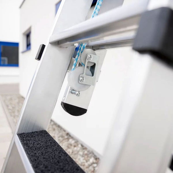 Detailansicht einer Aluminiumleiter mit Seilzug