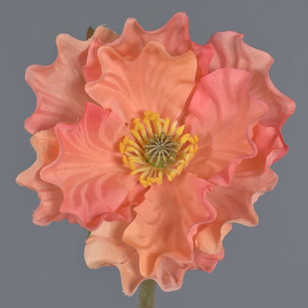 Künstliche lachsfarbene Mohnblüte aus Textilmaterial mit gelben Staubgefäßen und grünem Stiel.