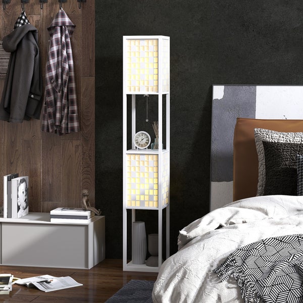 Moderne weiße Stehleuchte mit integrierten Regalfächern und zwei quadratischen Leuchtschirmen in einem Schlafzimmer neben einem Bett.