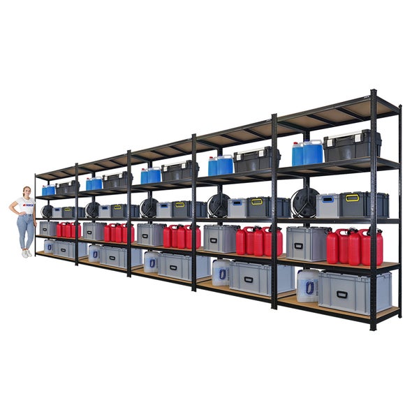 Langes Regal mit fünf Ebenen, gefüllt mit Boxen und Kanistern