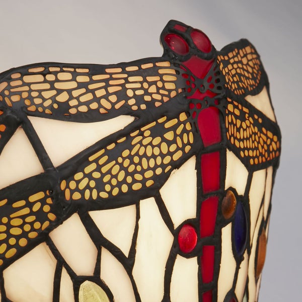 Detailaufnahme einer Tiffany Lampe mit Libellenmuster