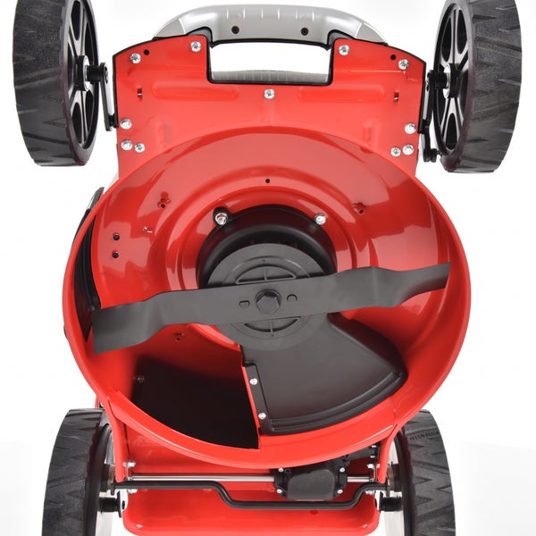 Unterseite eines Rasenmähers mit Messer