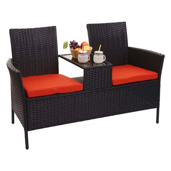 Polyrattan-Gartenbank für zwei Personen mit integriertem Glastisch in der Mitte und orangefarbenen Sitzkissen.