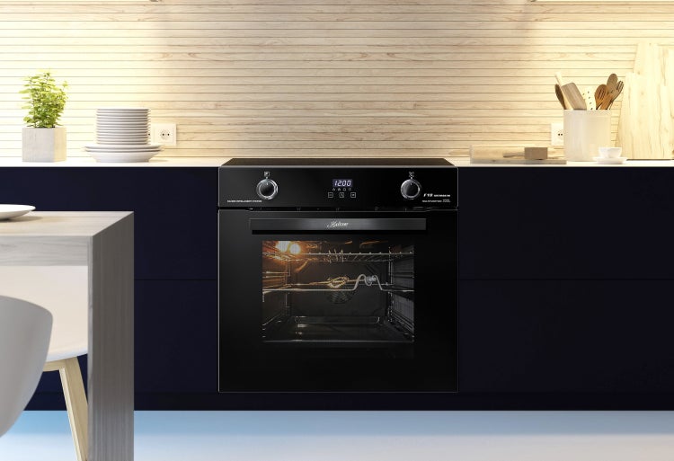 Einbau Backofen von Kaiser in einer modernen Küche mit dunklen Fronten und Holzwandverkleidung.