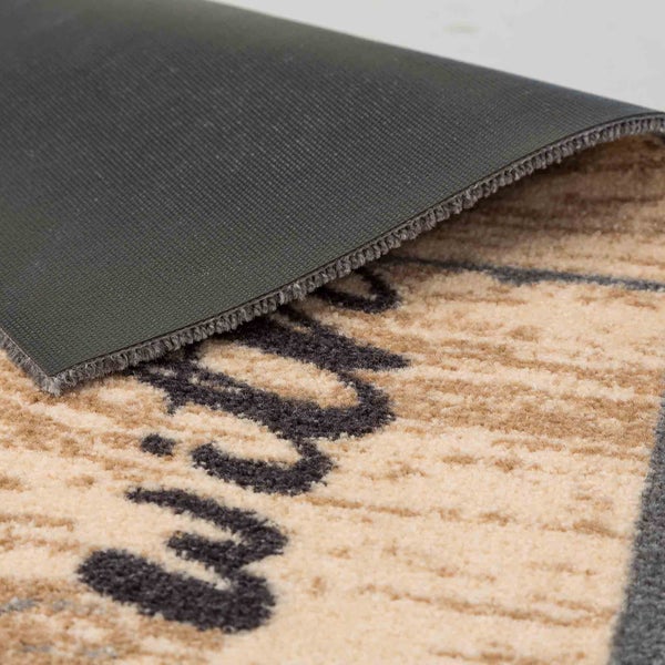 Detailansicht einer Fußmatte mit Schriftzug und rutschfester Rückseite