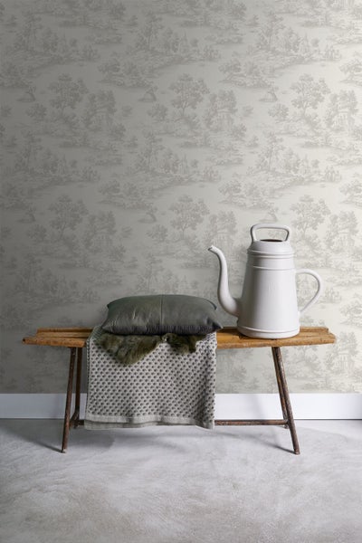 Szene mit einer Bank, einer Gießkanne und Tapete mit Muster