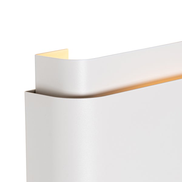 Detail einer weißen Wandleuchte