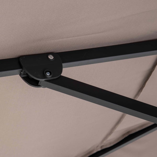 Detailansicht eines Sonnenschirmgestells aus schwarzem Metall mit beigem Stoffbezug und einer Gelenkverbindung.
