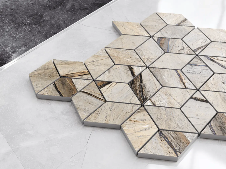 Mosaikfliese in Rautenform mit Steinoptik und marmoriertem Muster.