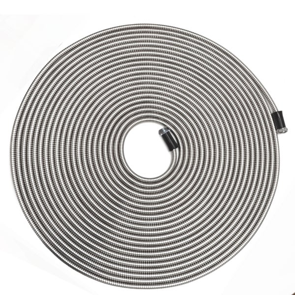 Flexibler Metallschlauch, spiralförmig aufgerollt, mit schwarzen Anschlüssen.