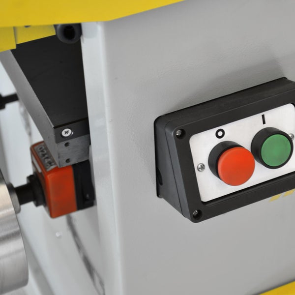 Detailansicht einer Maschine mit rotem Aus-Knopf und grünem An-Knopf