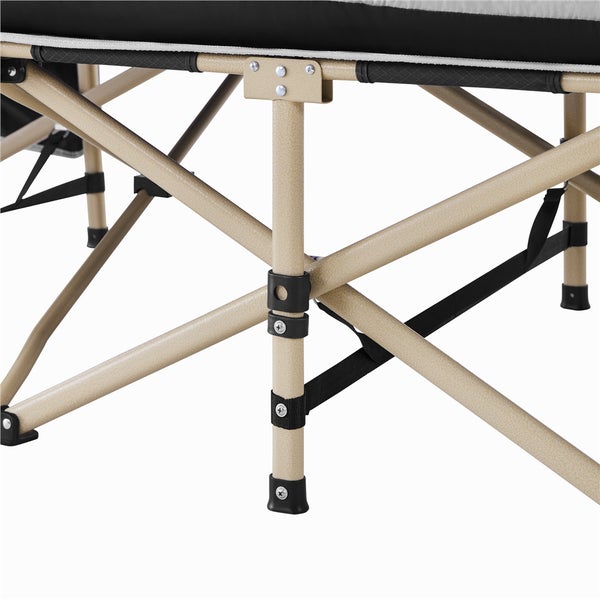 Detailansicht des Metallgestells eines Feldbettes mit stabilen Kreuzstreben und schwarzen Kunststofffüssen.