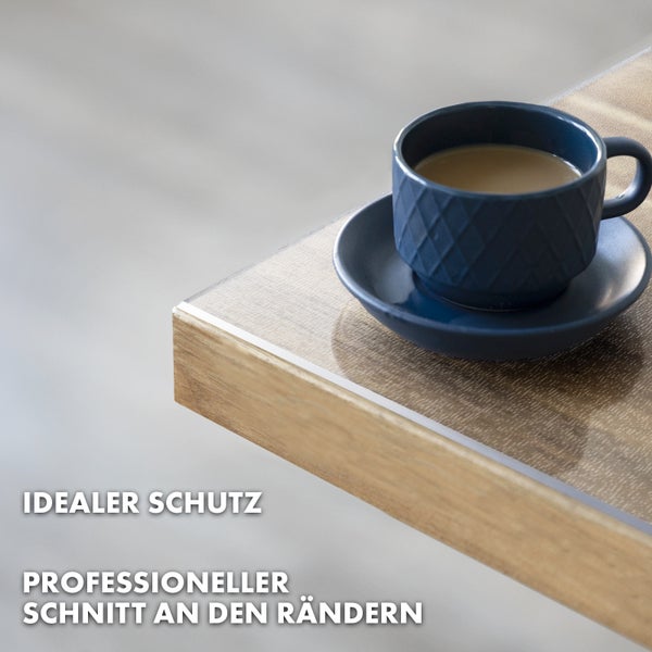 Tischkante mit Kantenschutz und Kaffeetasse
