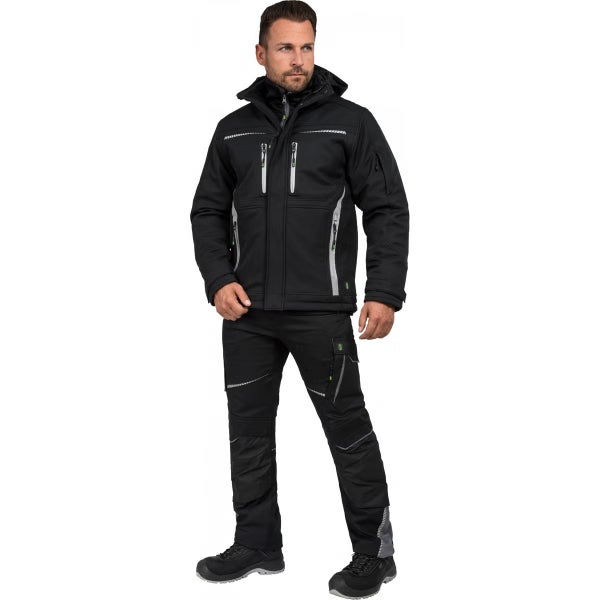 Schwarze Arbeitsjacke mit Kapuze und passende Arbeitshose mit reflektierenden Elementen und Taschen.