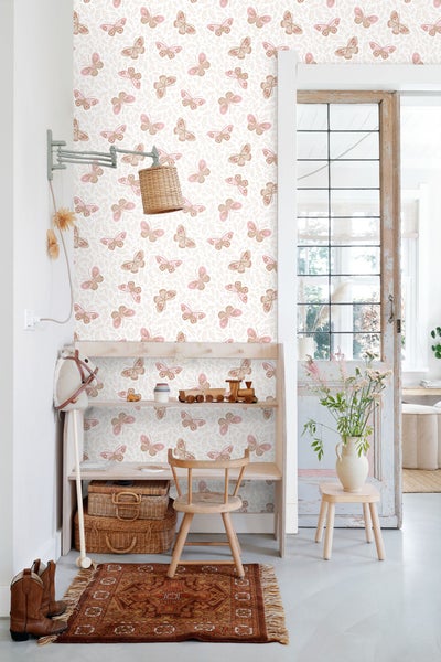 Dekoratives Zimmer mit Schmetterlingstapete, Holzregal und rustikalen Akzenten