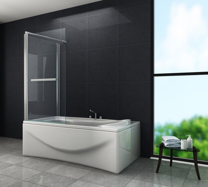 Badezimmer mit Badewanne, Duschwand und Ablagetisch