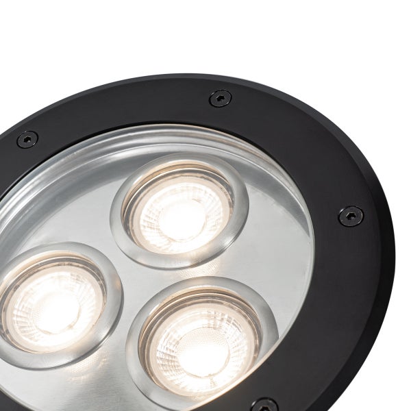 Runder LED-Bodeneinbaustrahler mit drei Leuchtmitteln und schwarzem Außenring.
