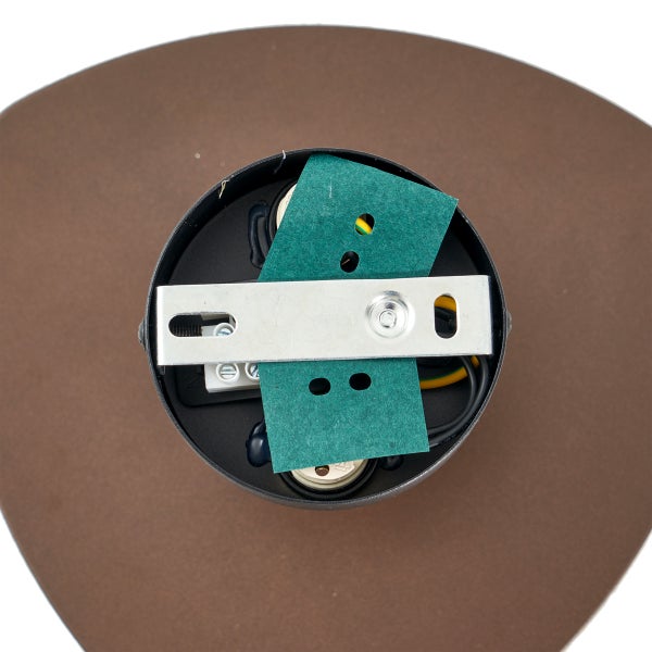 Innenansicht einer Deckenleuchte mit Montagehalterung