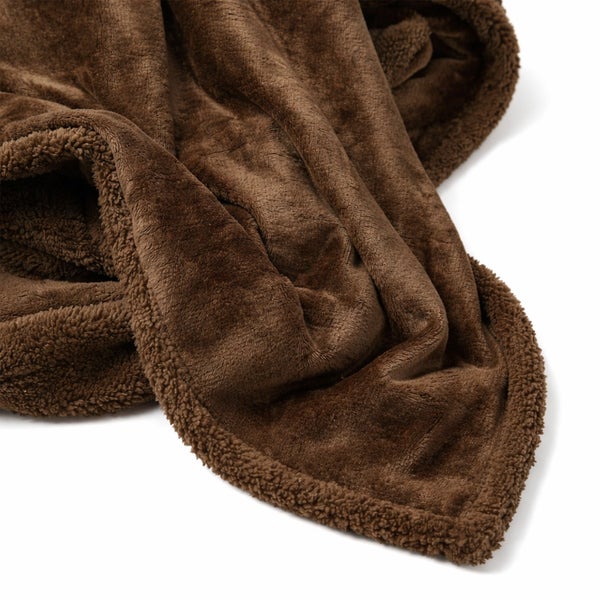 Eine flauschige Wohndecke aus weichem Plüschmaterial für hohen Komfort und Wärme im Wohnbereich.