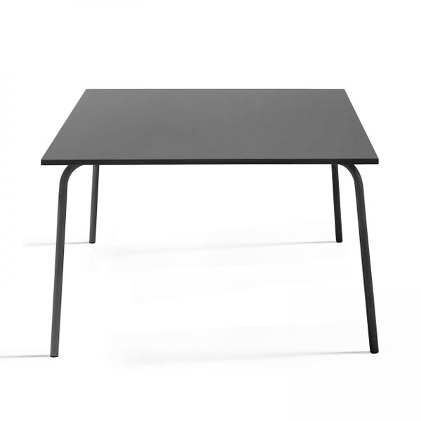 Quadratischer Gartentisch mit anthrazitfarbener Tischplatte und stabilen Metallbeinen.